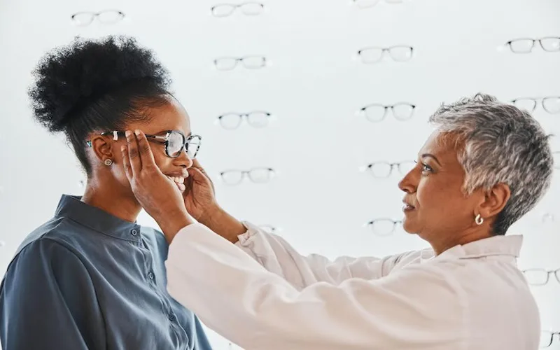 Les termes anglais essentiels sur les lunettes en anglais