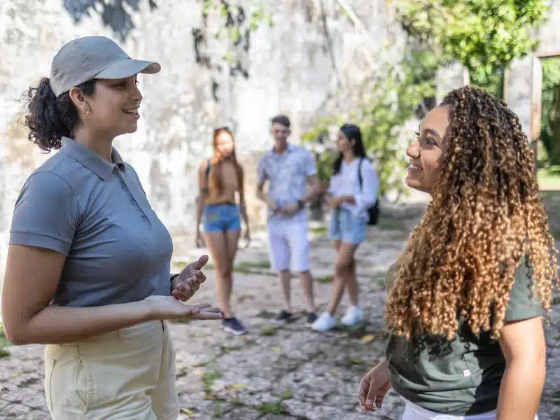 Professionnelle du tourisme accueillant des visiteurs internationaux