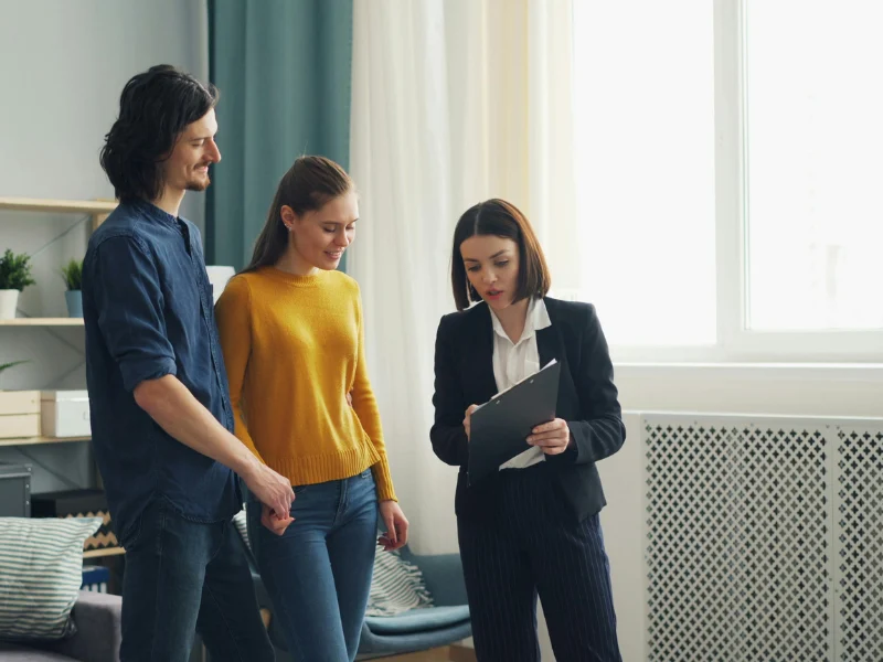 Professionnel immobilier accueillant une clientèle anglophone