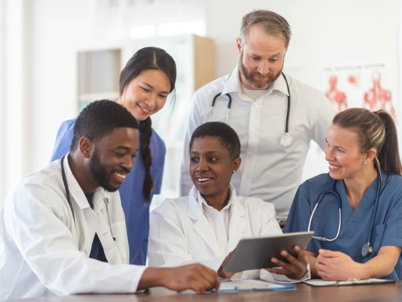 Équipe médicale multiculturelle en CHU