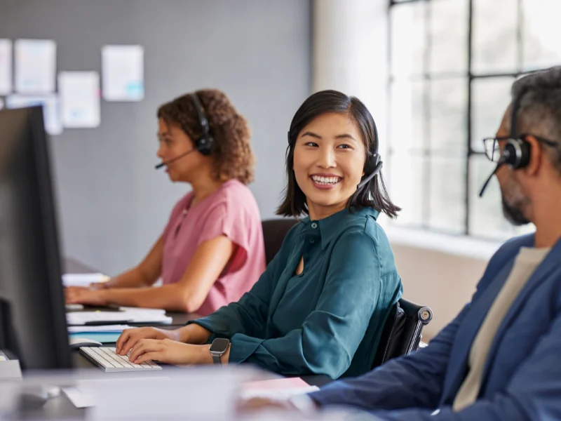 Équipe customer success internationale en réunion