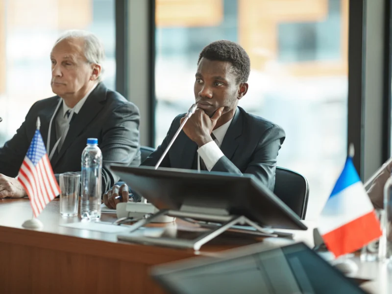 Banquier en visioconférence avec des partenaires internationaux