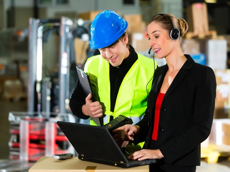 Professionnel logistique en communication avec un transitaire anglophone
