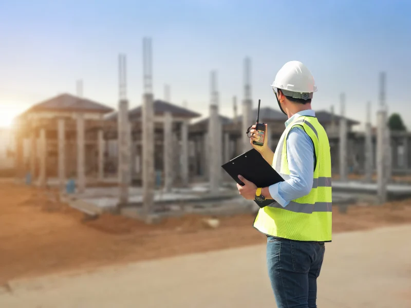 Chef de chantier communiquant avec des équipes internationales
