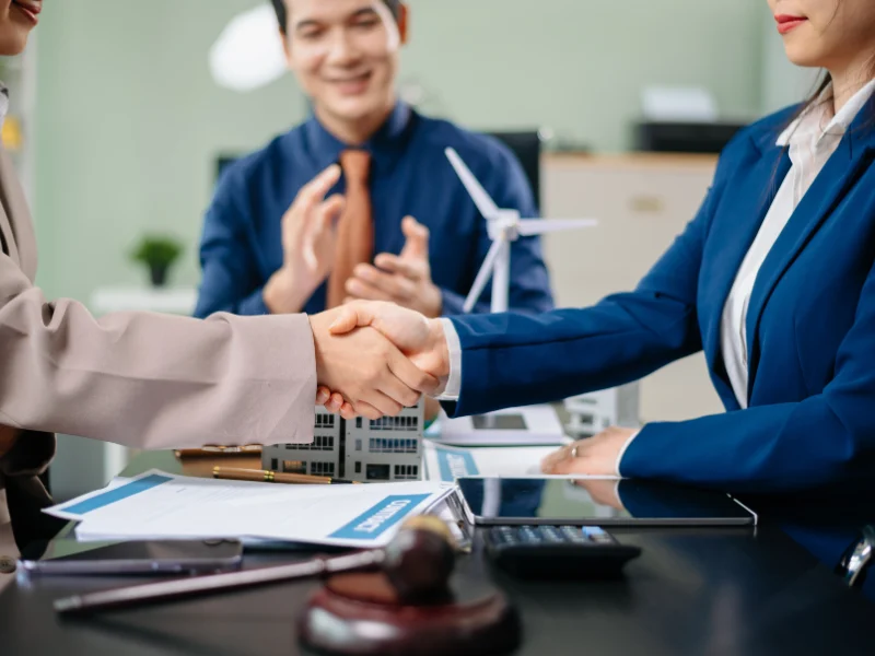 Compliance officer rédigeant un rapport réglementaire en anglais