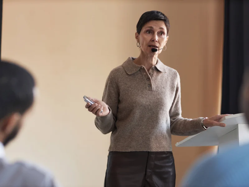 Directeur de la communication présentant une stratégie globale au board en anglais