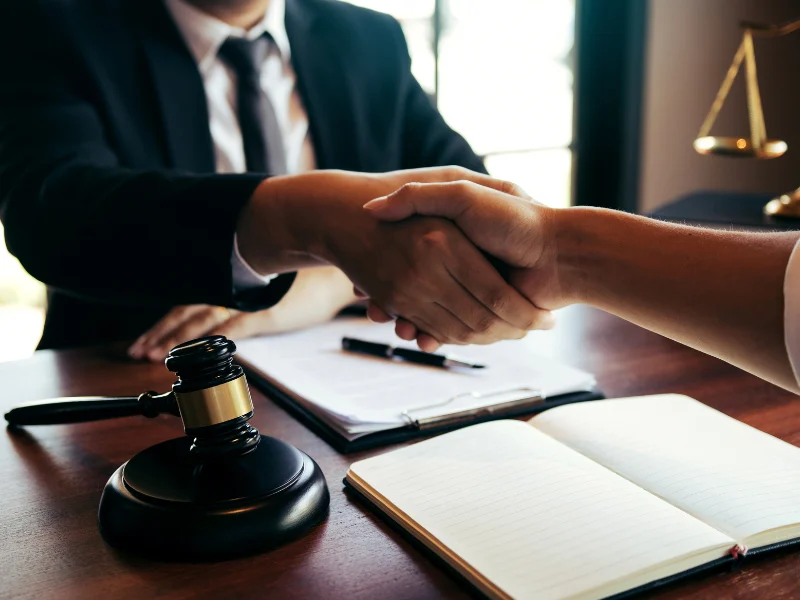 General Counsel présentant une stratégie juridique internationale en anglais