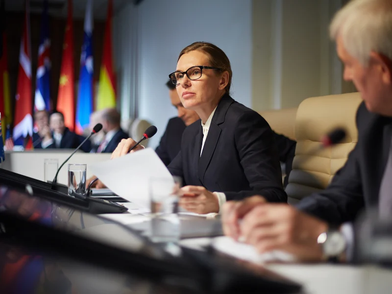 Directrice de la communication gérant une cellule de crise et préparant des statements en anglais