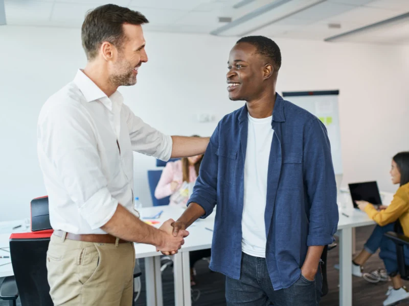 Responsable RH accompagnant un collaborateur en mobilité internationale
