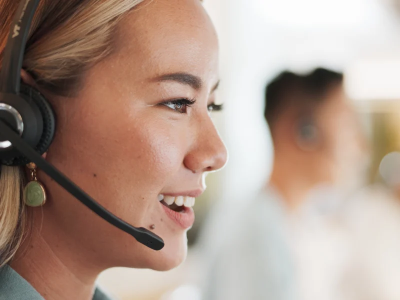 Conseiller client au téléphone avec un client anglophone