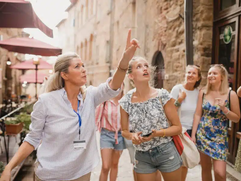 Guide touristique présentant un site historique à un groupe