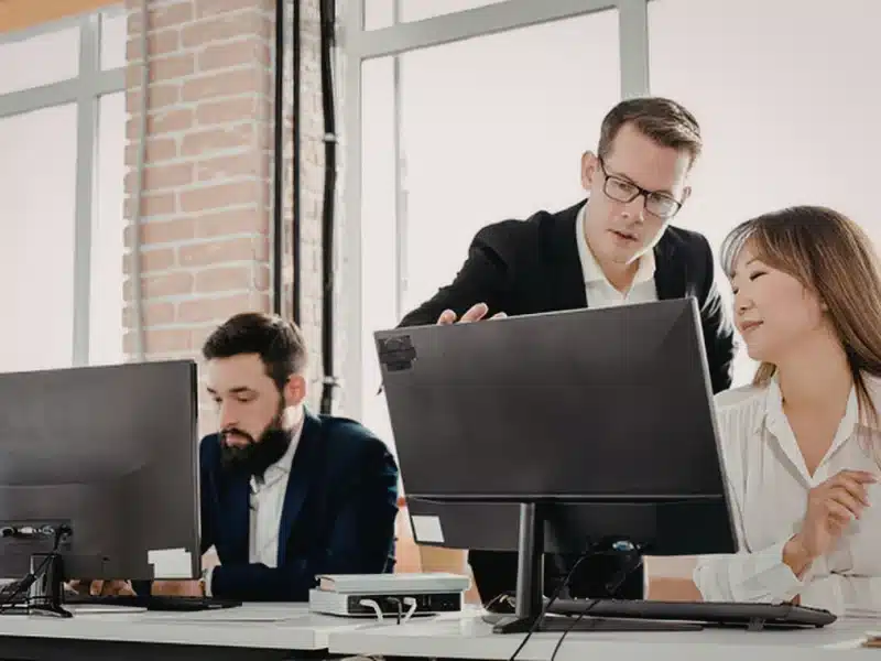 Équipe IT internationale collaborant sur un projet