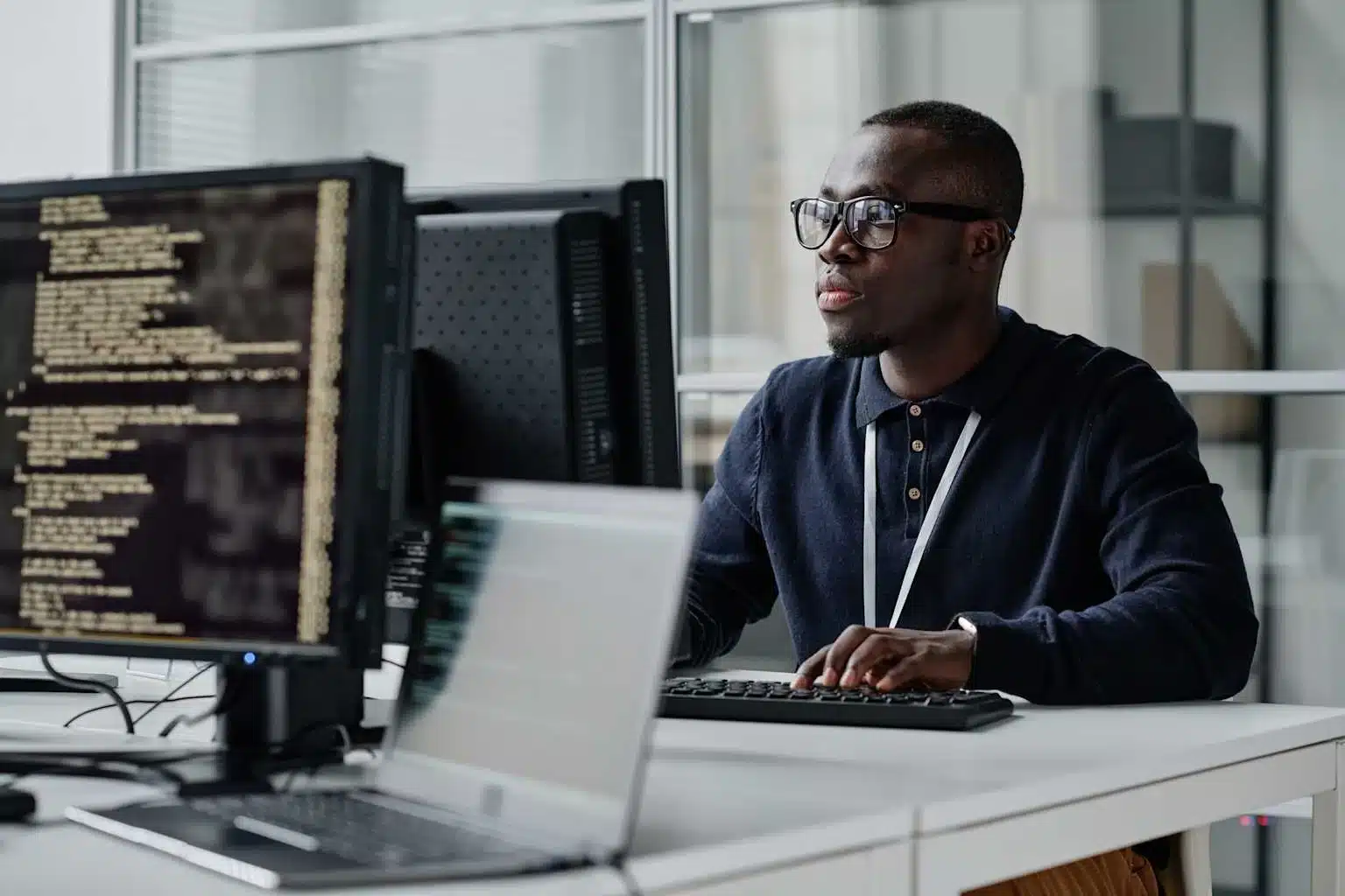Professionnel IT lisant une documentation technique en anglais