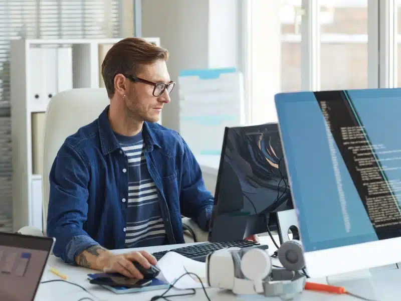 Professionnel IT travaillant sur ses objectifs de formation en anglais