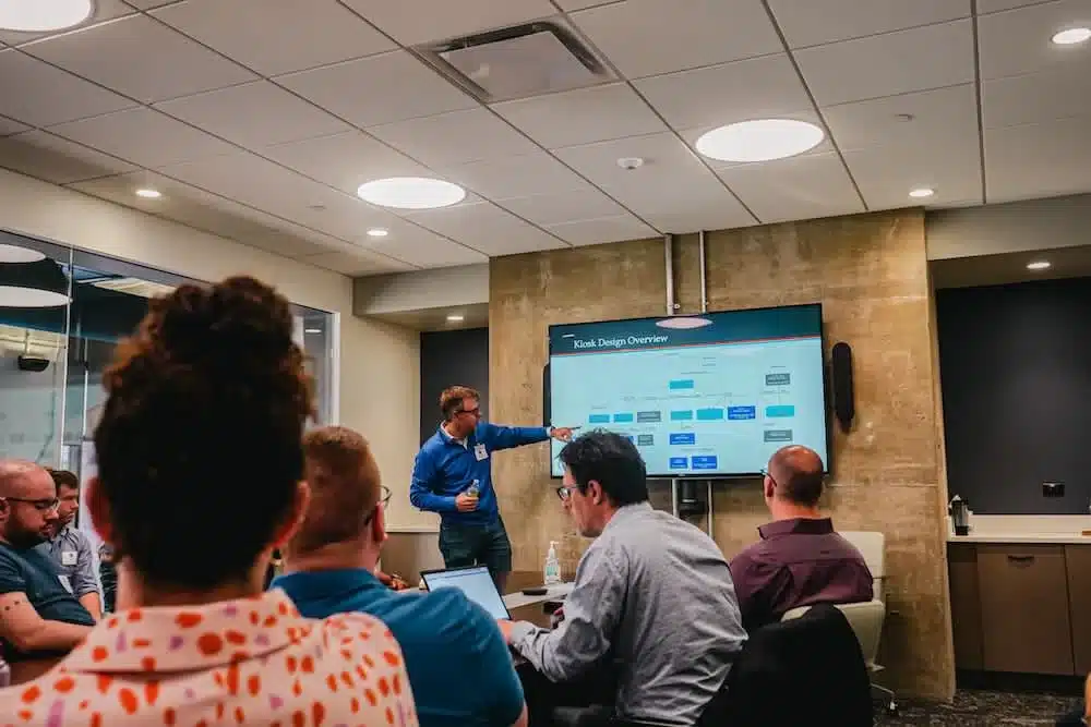 Développeur IT suivant une conférence technique en anglais