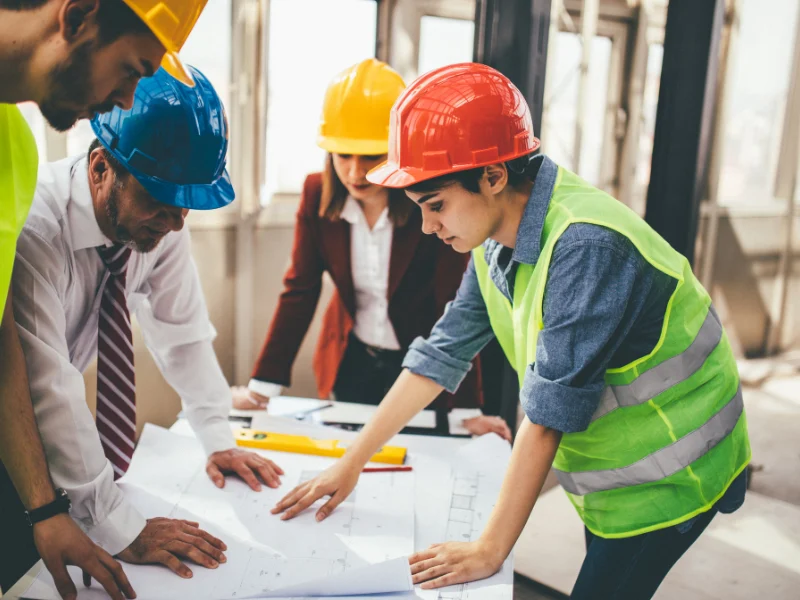Conducteur de travaux lisant un plan technique en anglais