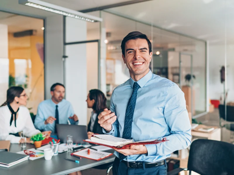 Manager animant un point d'équipe en anglais