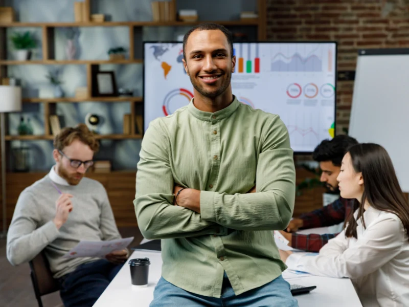 Professionnelle du marketing travaillant sur sa campagne en anglais