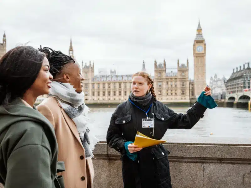 Professionnelle du tourisme accueillant des visiteurs internationaux
