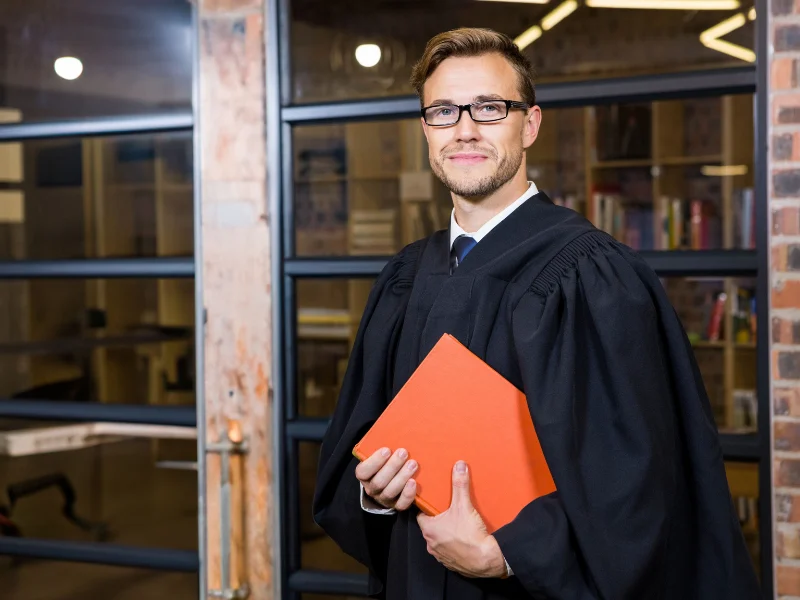 Avocat travaillant sur un contrat international en anglais