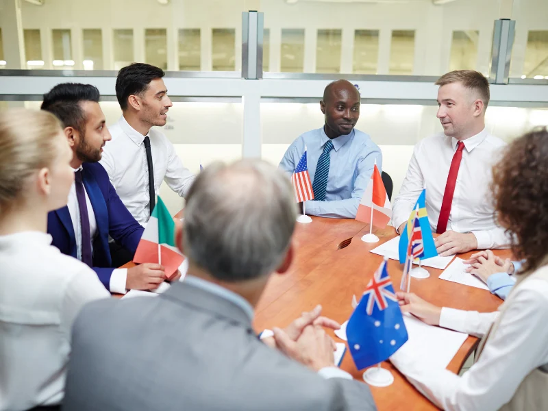 Équipe communication construisant une stratégie corporate internationale en anglais