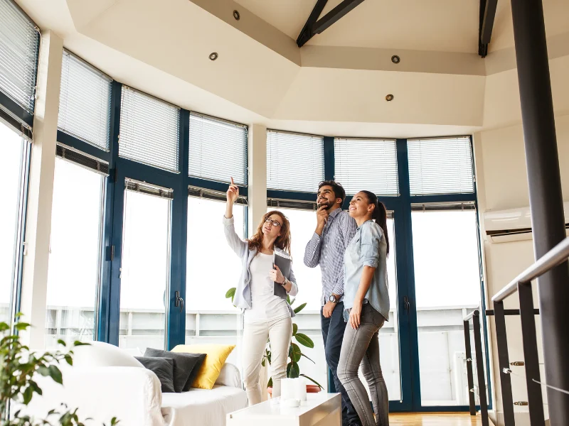 Agent immobilier présentant un bien à des visiteurs anglophones