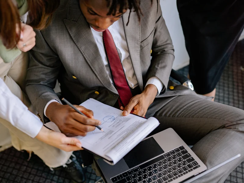 Professionnel rédigeant des e-mails et rapports en anglais