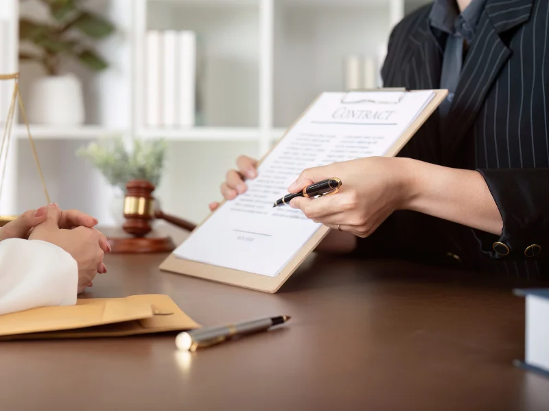 Avocat rédigeant et négociant un contrat international en anglais