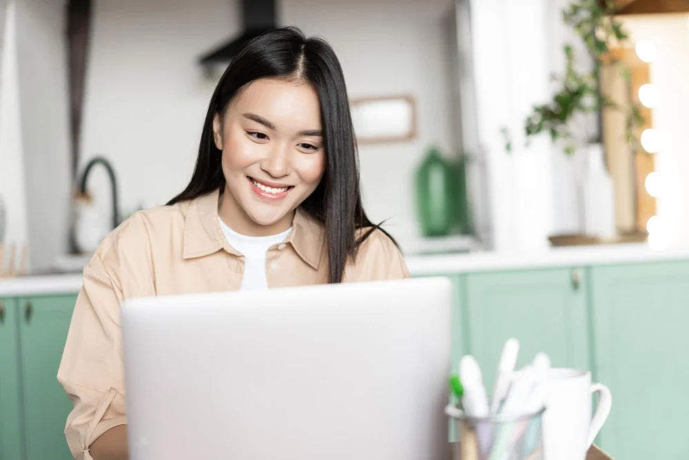 Candidat préparant la certification TOEIC 4-Skills en ligne avec Clic Campus