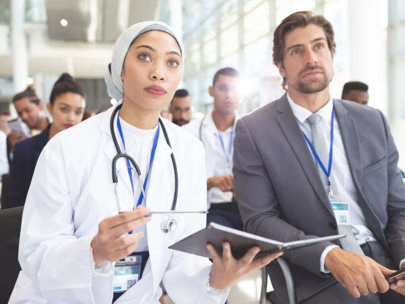 Médecins lors d'une conférence médicale internationale