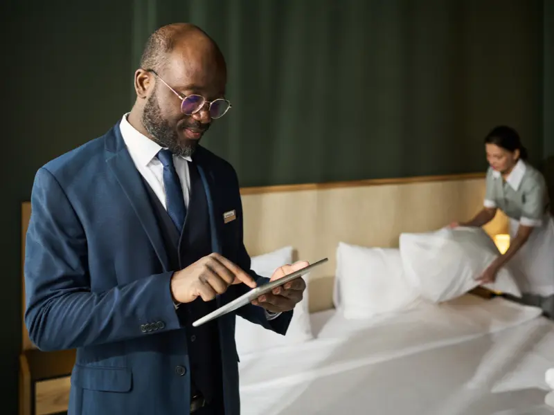 Gouvernante briefant son équipe housekeeping en anglais