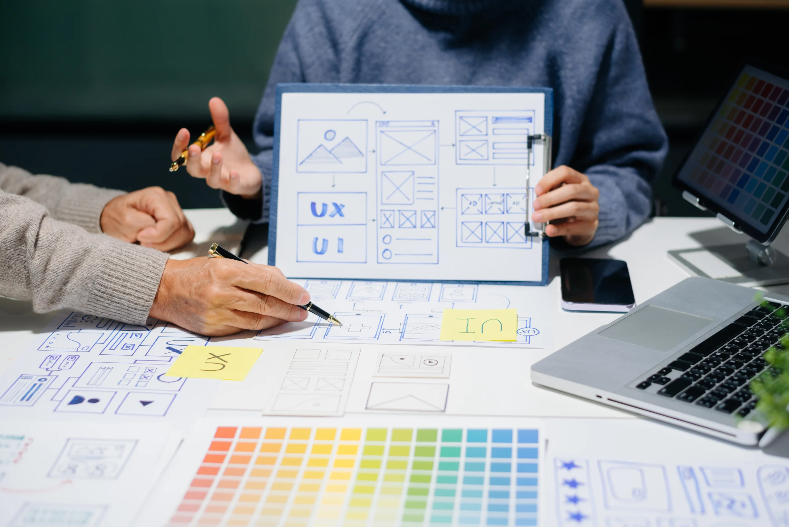 Designer documentant un design system et des livrables créatifs en anglais