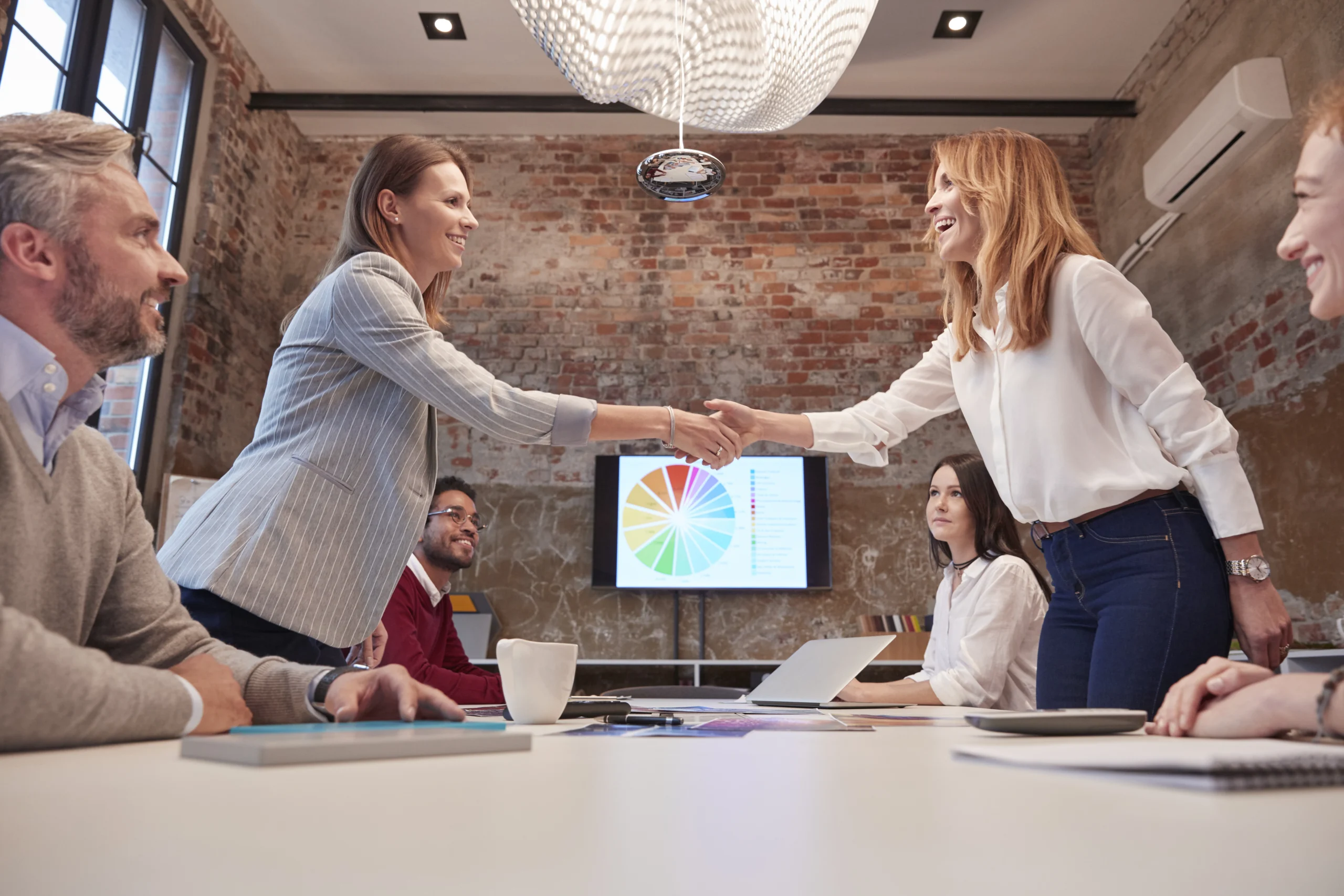 Lead designer présentant une vision créative internationale en anglais