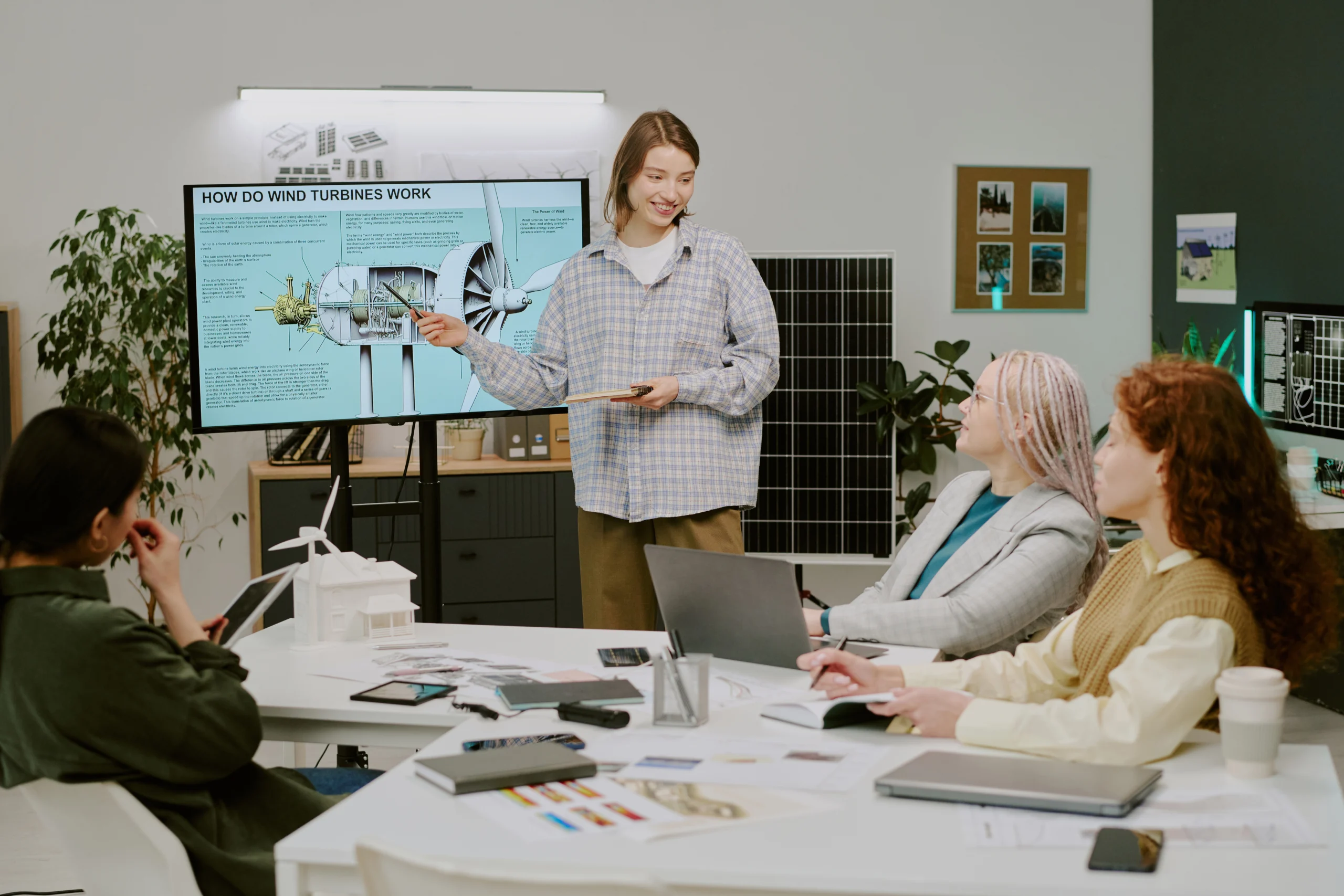 Designer présentant et défendant ses maquettes à un client international en anglais