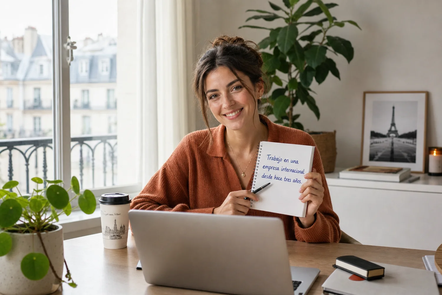 Cours d'espagnol niveau B1 en visio avec Clic Campus, apprenant intermédiaire rédige un e-mail professionnel en espagnol avec sa formatrice Rocio Erazo