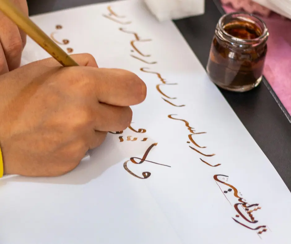 Apprenant adulte travaillant l'arabe sur la plateforme e-learning