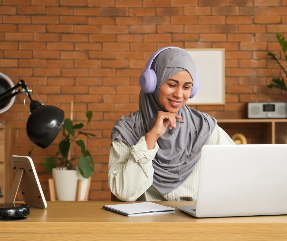 Adulte en cours d'arabe en visioconférence avec un formateur
